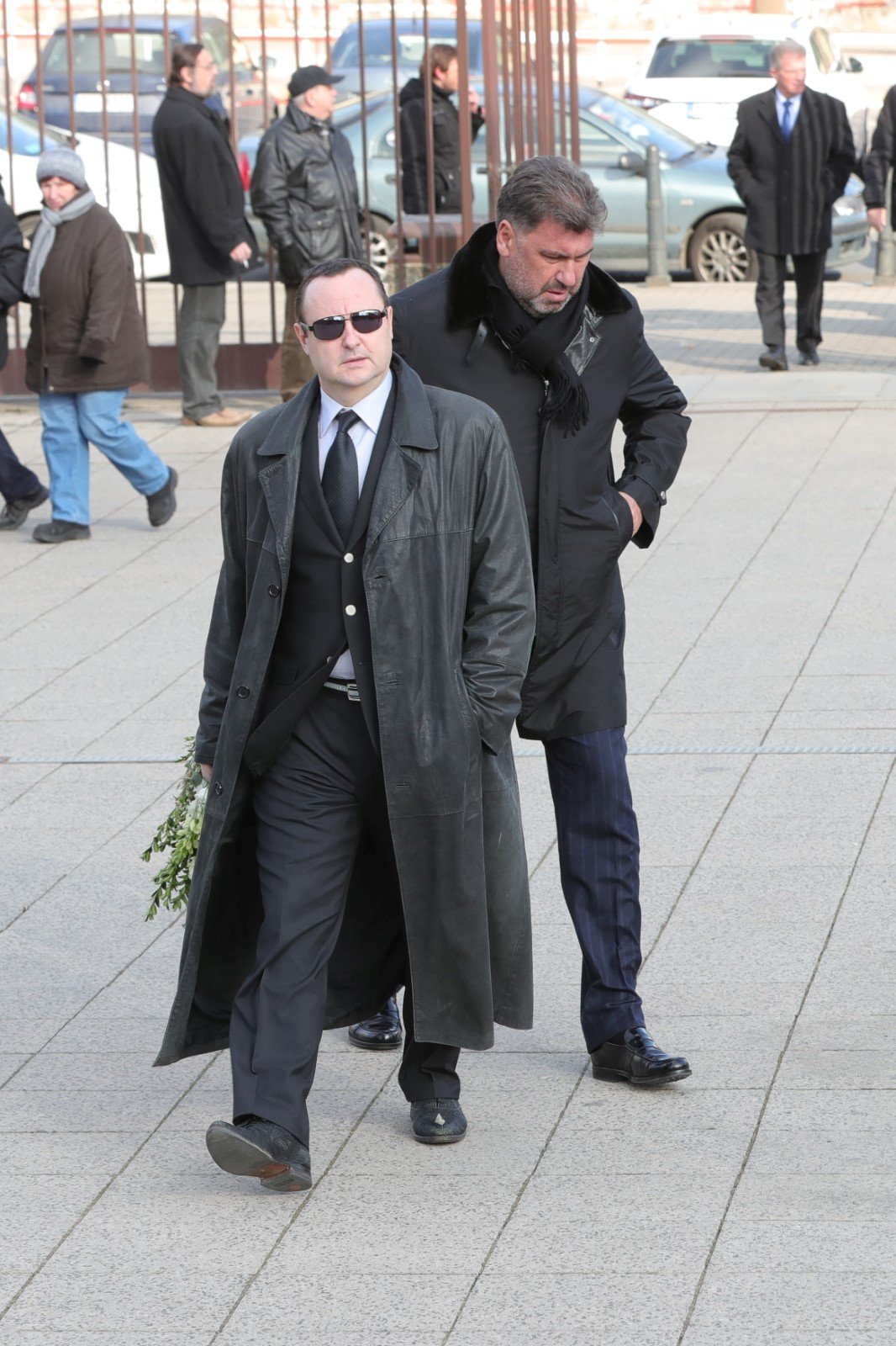 Na pohřeb Miroslava Šloufa dorazili Zemanův poradce Martin Nejedlý a lobbista Tomáš Hrdlička (24.2.2018)