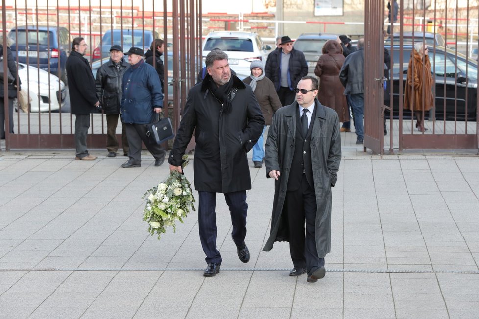 Na pohřeb Miroslava Šloufa dorazili Zemanův poradce Martin Nejedlý a lobbista Tomáš Hrdlička (24.2.2018)