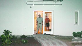 Pondělí 23:15 Líšeň: Ve vyšším věku už není tak jednoduché obout si boty. Pánové tedy zřejmě byli Šloufovi vděční, že jim půjčil nazouvák
