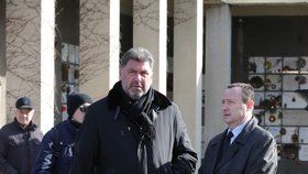 Sám Zeman na pohřeb nedorazí, rozloučit se ale přišel poradce prezidenta Martin Nejedlý