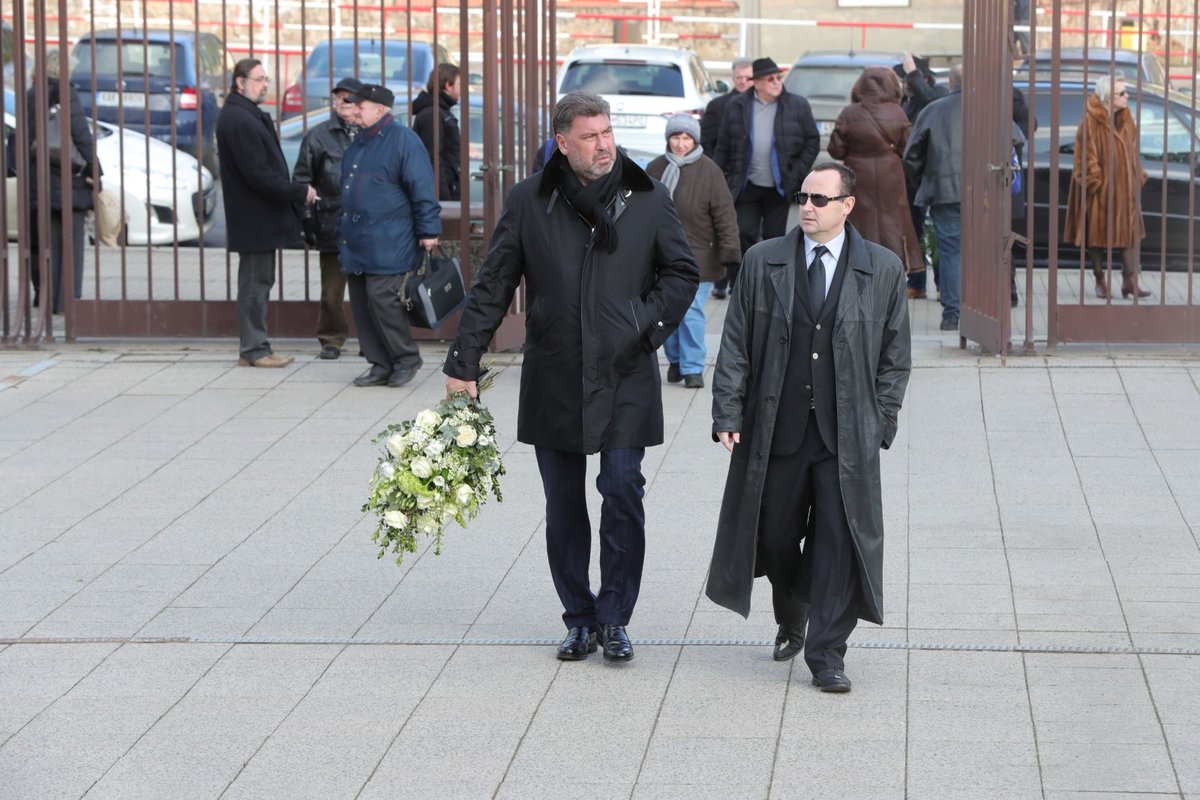 Sám Zeman na pohřeb nedorazí, rozloučit se ale přišel poradce prezidenta Martin Nejedlý 