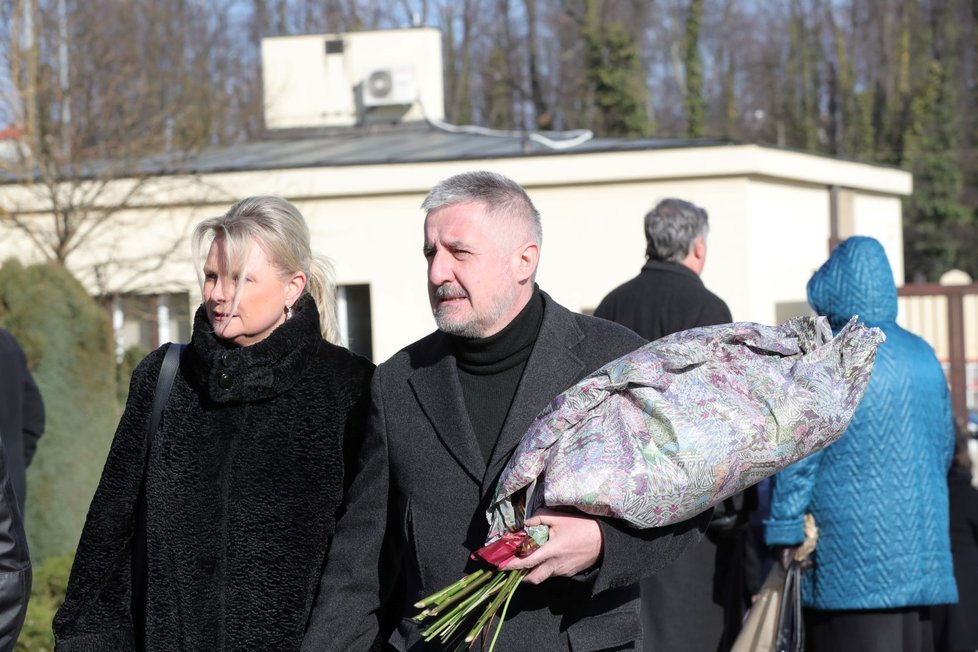 Ve strašnickém krematoriu se v sobotu 24.2. rodina a přátelé loučili s někdejším vlivným členem sociální demokracie Miroslavem Šloufem.