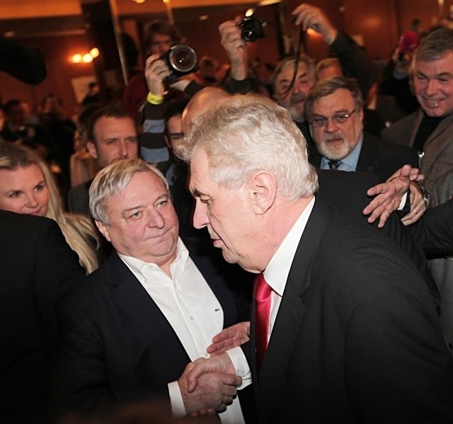 Miroslav Šlouf si podává ruku s Milošem Zemanem po jeho zvolení prezidentem.