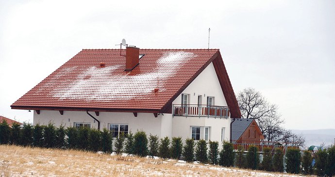 Líšnice u Prahy - A v téhle vile si hoví Šlouf. Vedle je i nový »domeček«. Zřejmě pro hosty.