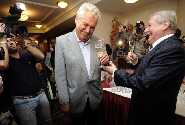 Miloš Zeman se zúčastnil narozeninové oslavy svého tehdejšího poradce Miroslava Šloufa.