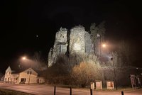 Turisté zůstali zamčeni ve skalním hradu Sloup: Pustit je musel starosta města