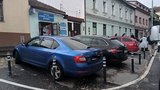 Kuriózní situace v Praze 6: Sloupky uvěznily auta v zákazu! Firmě došla trpělivost