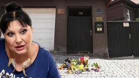 Lidé podvedené Dádě Patrasové pokládají před dům květiny jako důkaz solidarity.