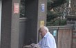 Felix Slováček přinesl Dádě k narozeninám kus masa. Cestou už se těšil, jak mu biftek hodí na pánvičku. Felix Slováček přinesl Dádě k narozeninám kus masa. Cestou už se těšil, jak mu biftek hodí na pánvičku.