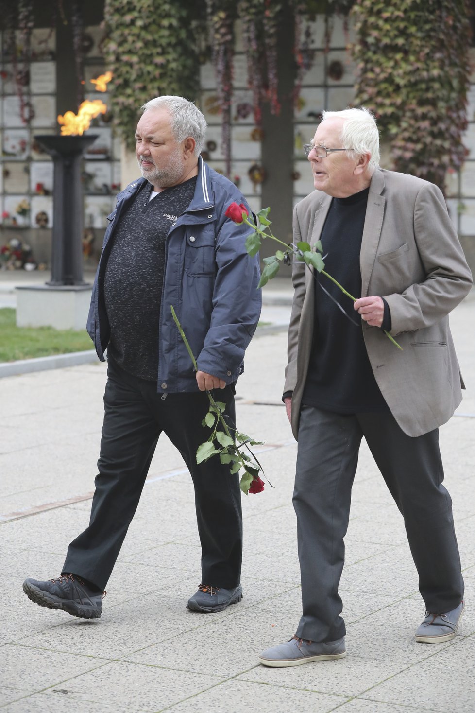 Václav Svoboda (54) a Dalimil Klapka (85) na pohřbu Břetislava Slováčka (†70)