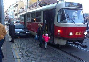 Slovák zaparkoval nešikovně před tramvají.