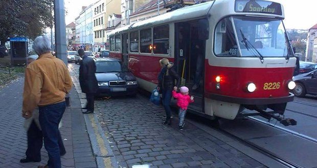 Slovák zaparkoval nešikovně před tramvají.