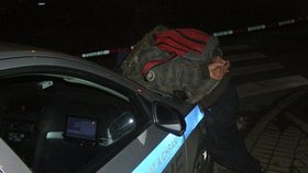 Zatáhl ji do křoví a pořezal nožem: Cizince v Praze zadrželi policisté.