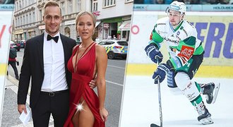 Odhalila rozkrok! Přítelkyně extraligového hokejisty Kozáka neuhlídala šaty