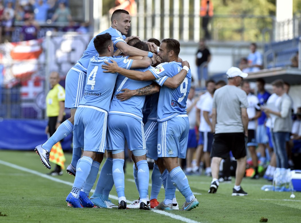 Fotbalisté Slovanu Bratislava slaví gól do sítě Zlína