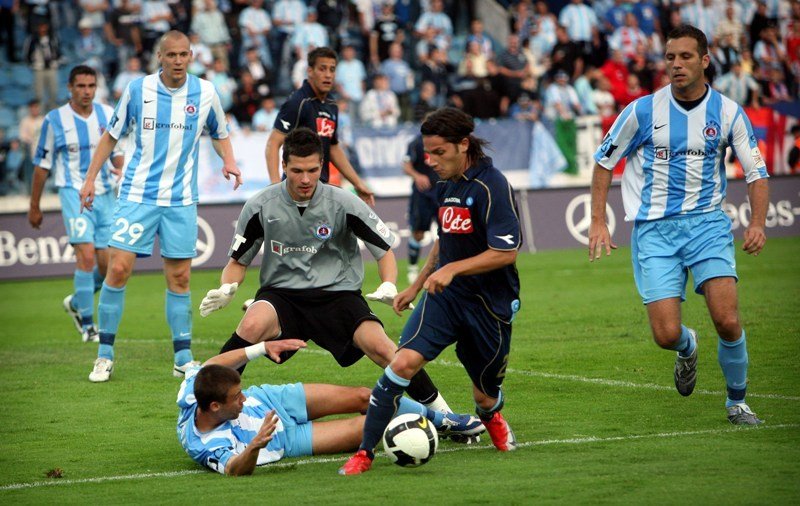 Situácia pred bránou Slovana počas zápasu ŠK Slovan - SSC Neapol. Bratislava,