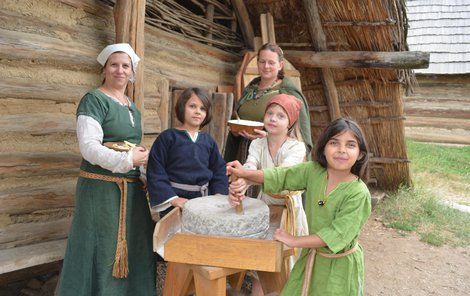 Tereza Hrubá (41) s dětmi Javierem (11), Elisabeth (9) a Charlotte (7) coby pekaři.