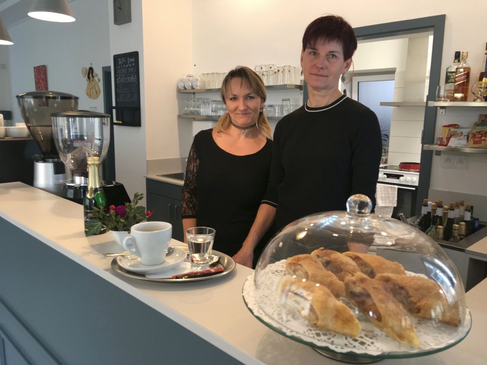 Alena Obermajerová (vpravo) a její kolegyně Monika provozují naproti zámku kavárnu. Od návratu Slovanské epopeje si slibují příliv zákazníků.