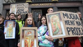 Před budovou magistrátu ve čtvrtek protestovali studenti z Moravského Krumlova a snažili se být hodně vidět