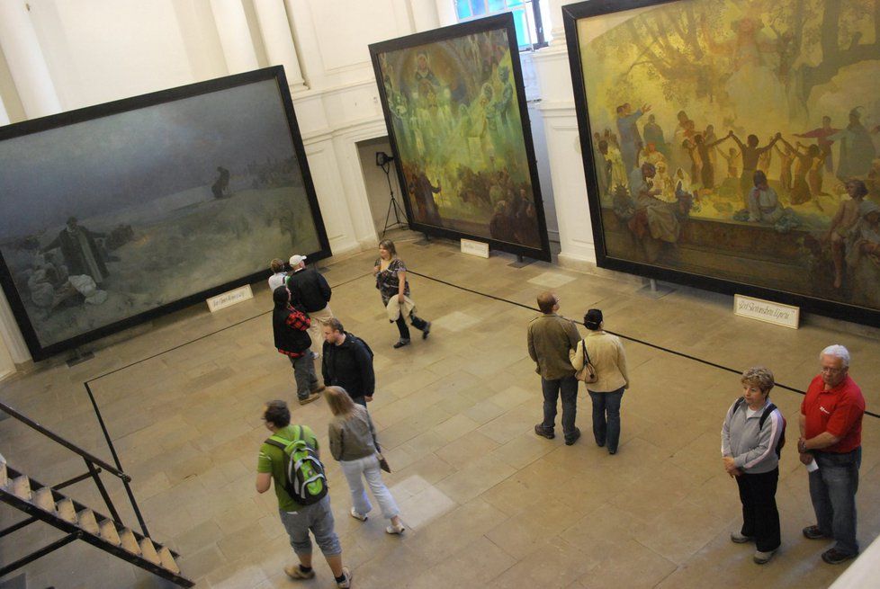 Návštěvníci si prohlížejí Slovanskou epopej v Moravském Krumlově.