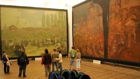 Návštěvníci si prohlížejí Slovanskou epopej v Moravském Krumlově