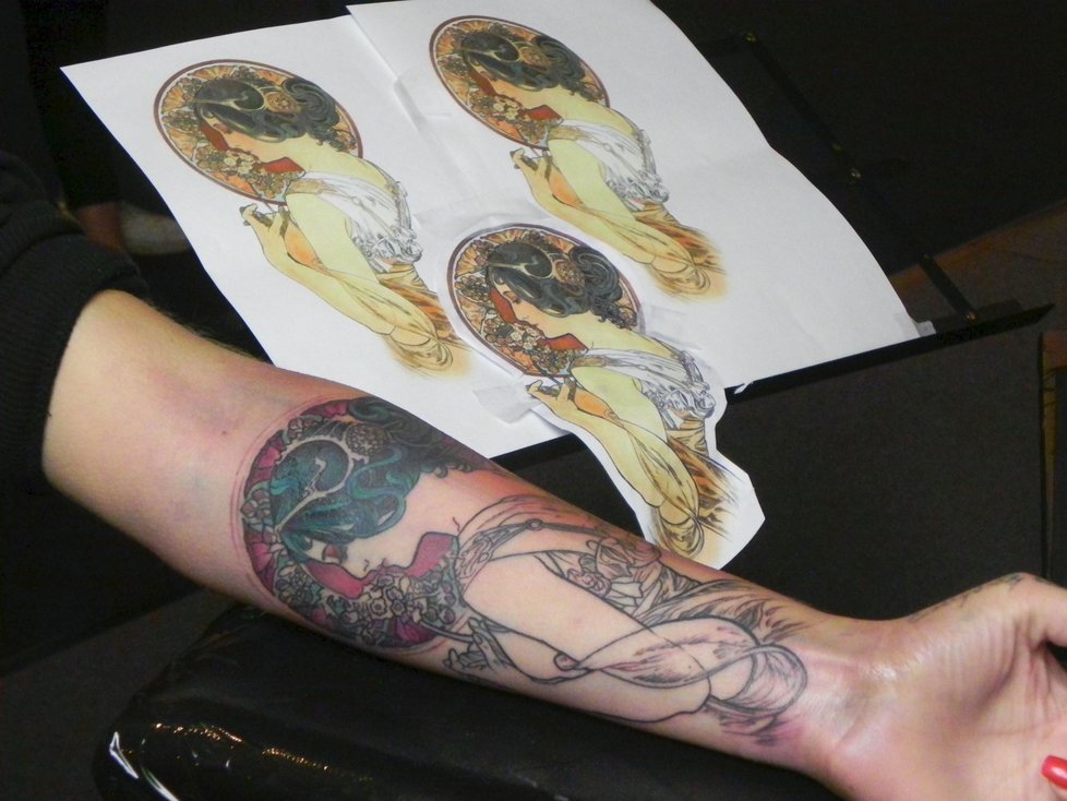 Simona zvolila Muchův Petrklíč. Vzor a finální fáze tetování na dívčině předloktí.