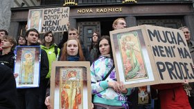 Před budovou magistrátu ve čtvrtek protestovali studenti z Moravského Krumlova a snažili se být hodně vidět