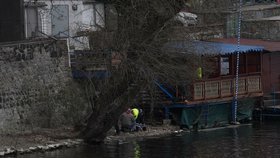 Na Slovanském ostrově spáchal muž sebevraždu oběšením. (12. březen 2024)