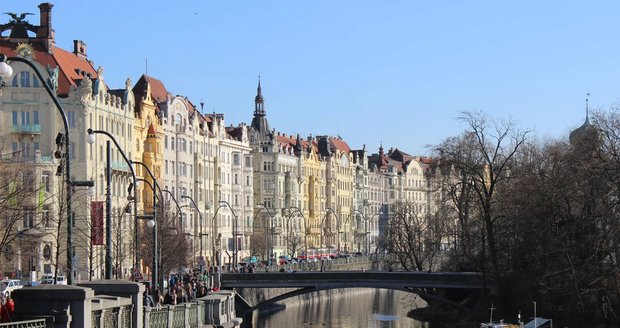 Na Slovanský ostrov v Praze původně vedl jiný most, který stál o čtyřicet metrů jinde.