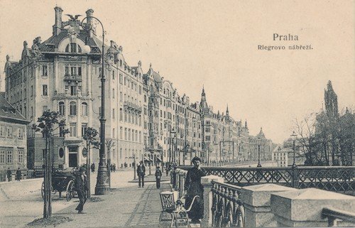 Na Slovanský ostrov v Praze původně vedl jiný most, který stál o čtyřicet metrů jinde. Foto z roku 1906.