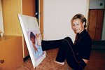 Bezruká umělkyně maluje obrazy nohama