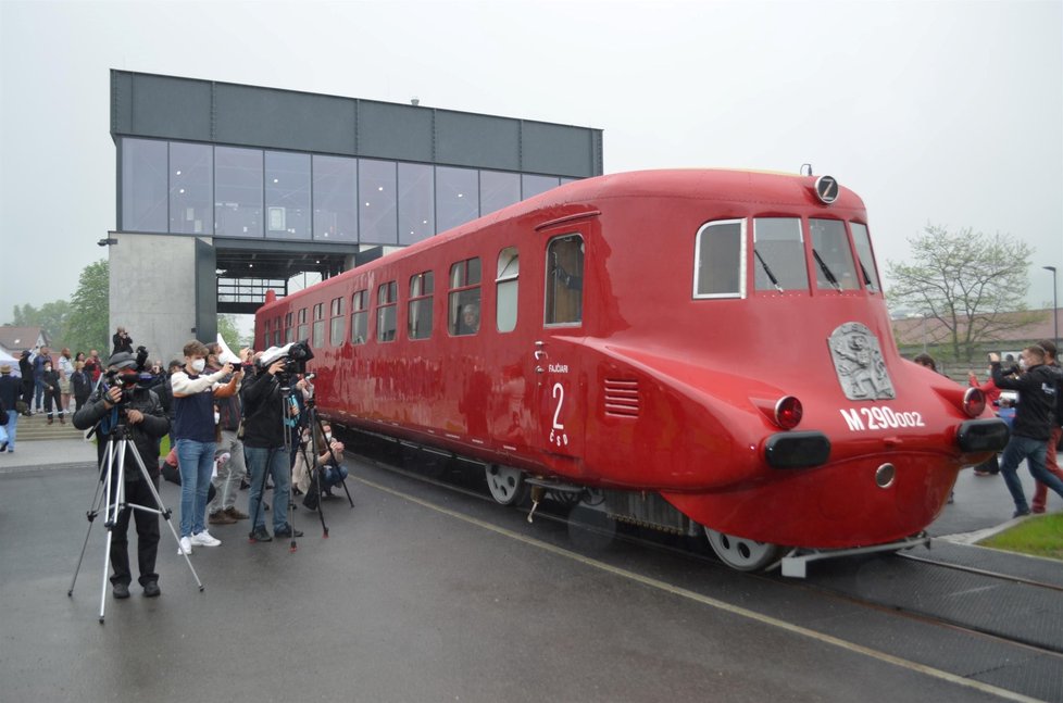 Zrenovovaný unikátní motorový vůz Slovenská přijíždí na své nové místo u muzea.