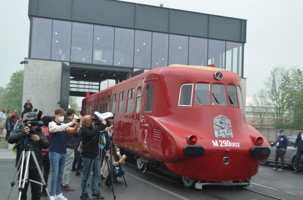 Zrenovovaný unikátní motorový vůz Slovenská přijíždí na své nové místo u muzea.
