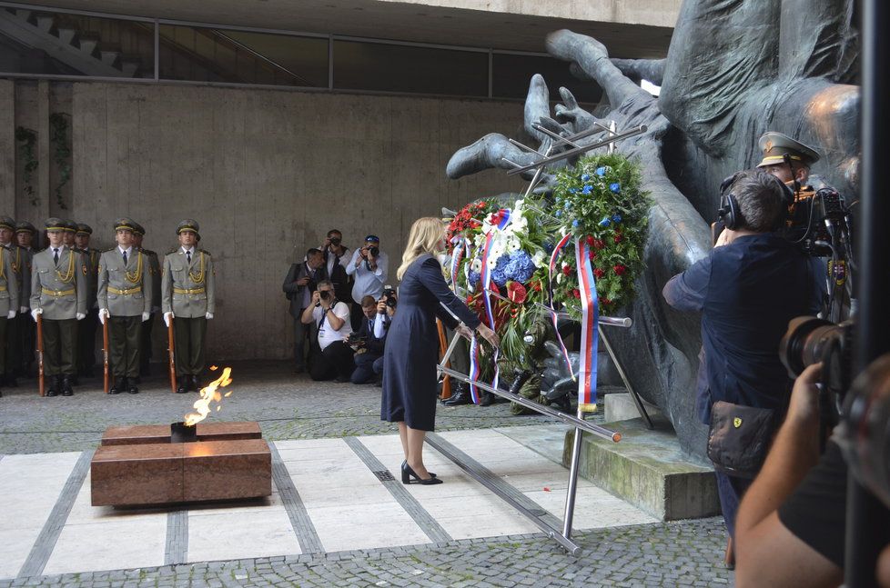 Slovenská prezidentka uctívá památku  během  75. výročí Slovenského národního povstání u pomníku, kde za ní čestná stráž pověsila věnec (29.08.2019)