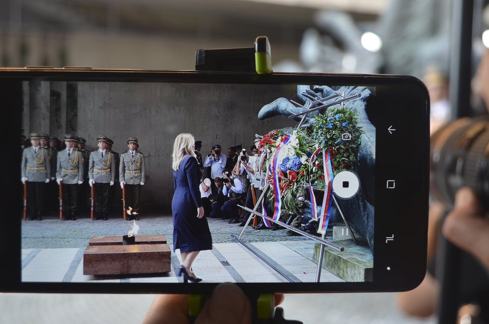 Slovenská prezidentka uctívá památku  během  75. výročí Slovenského národního povstání u pomníku, kde za ní čestná stráž pověsila věnec. (29.08.2019)