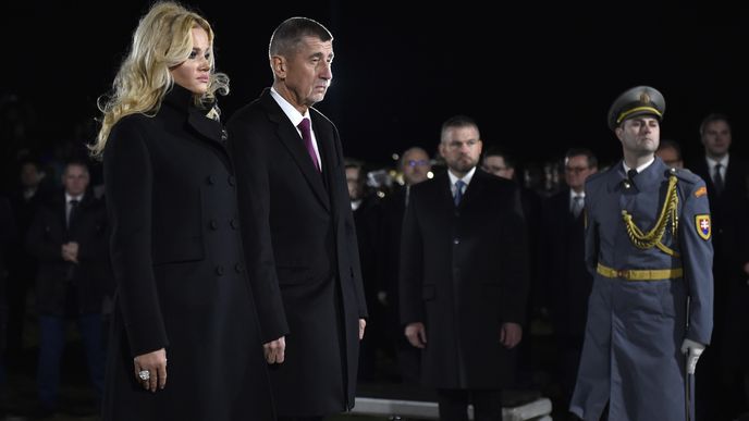 Český Premiér Andrej Babiš a jeho žena Monika položili 17. listopadu 2019 věnec k památníku Brána svobody v Bratislavě.