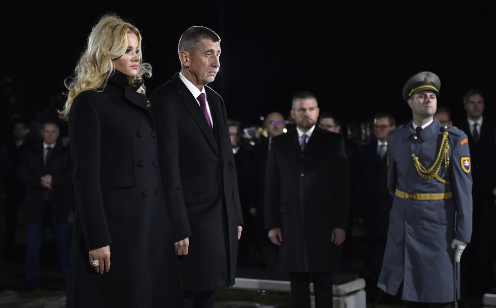 Český Premiér Andrej Babiš a jeho žena Monika položili 17. listopadu 2019 věnec k památníku Brána svobody v Bratislavě.