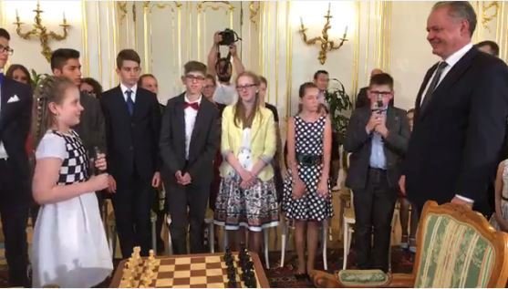 Desetiletá mistryně EU v šachu své věkové kategorie Lucia Kapičáková porazila v šachové partii i slovenského prezidenta Andreje Kisku.