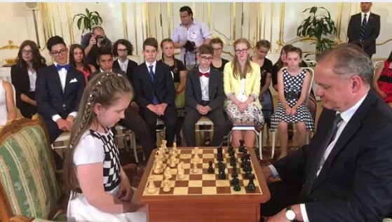 Desetiletá mistryně EU v šachu své věkové kategorie Lucia Kapičáková porazila v šachové partii i slovenského prezidenta Andreje Kisku.