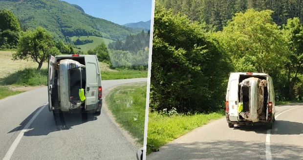 Slováci převáželi vůz uvnitř dodávky.