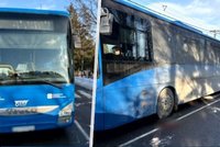 Hrozivá nehoda na přechodu: Dívenka zůstala zaklíněná pod autobusem!