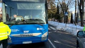 Autobus srazil na přechodě na Slovensku dívku, zůstala pod ním zaklíněná.