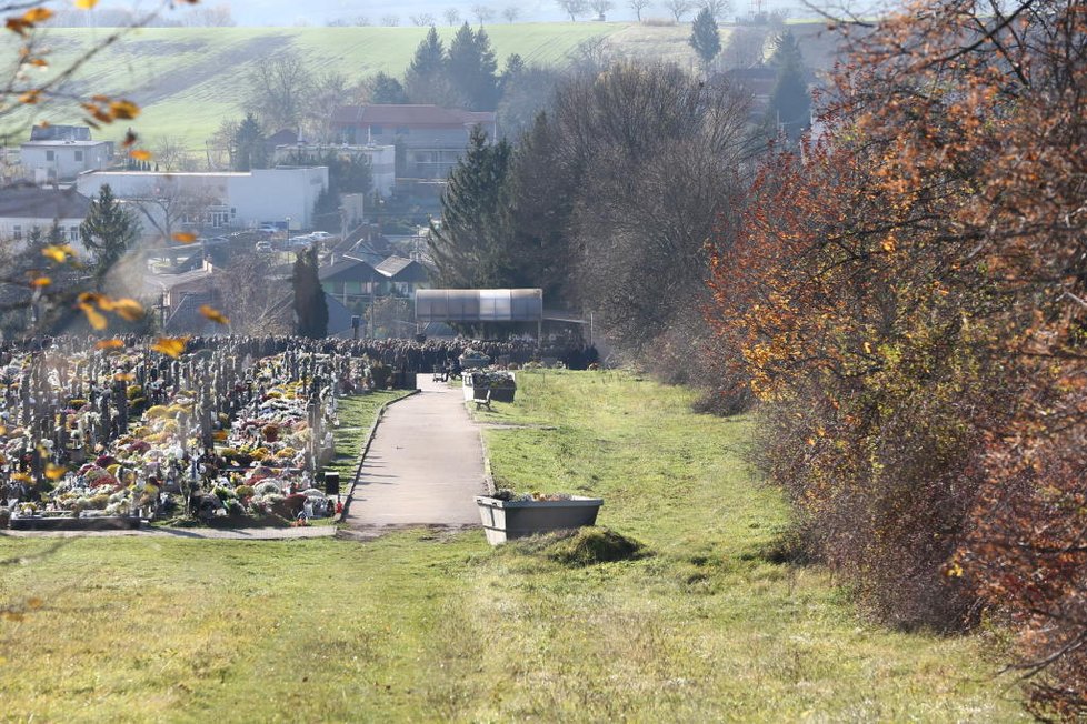 Pohřeb Veroniky (†17), Natálky (†15) a Denisy (†17) z autobusu smrti: Lidé kolabovali žalem