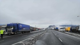 Slovenští dopravci uvolnili blokované přechody a silnice.