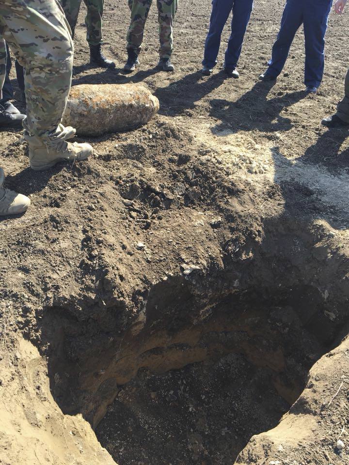 Následně při prohlídce okolí pomocí detektorů kovů našli zmiňované bomby, každou o váze 100 kilogramů.