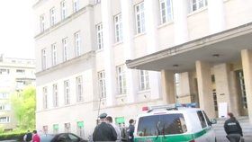 Policisté zasahují i před Justičním palácem v Bratislavě.