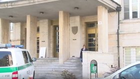 Policisté zasahují i před Justičním palácem v Bratislavě.