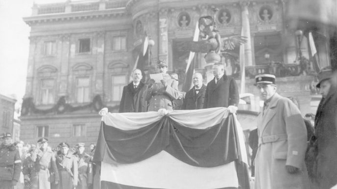 V prosinci 1918 byl Vavro Šrobár pověřen řízením ministerstva a plnou mocí pro Slovensko, které nahradilo prozatímní vládu pro Slovensko. Svůj úřad přestěhoval do Bratislavy 4.února 1919. Na snímku je slavnostní tribuna před bratislavským divadlem při čtení slavnostní přísahy, vlevo ministr František Soukup, vpravo Vavro Šrobár a vlevo od něj ministr František Staněk