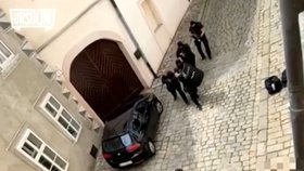 Muž v Bratislavě ohrožoval policisty nožem a vykřikoval Allah Akbar. V batůžku naštěstí žádné výbušniny neměl.