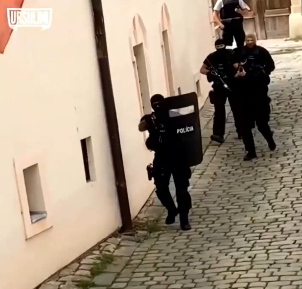 Muž v Bratislavě ohrožoval policisty nožem a vykřikoval Allah akbar. V batůžku naštěstí žádné výbušniny neměl.